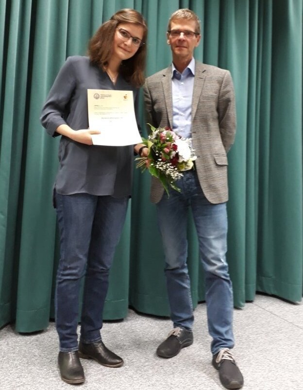 Auszeichnung im Rahmen der Mitgliederversammlung am 09.11.2017 (v.l.n.r.): Johanna Wiest und Prof. Dr. Michael Glei