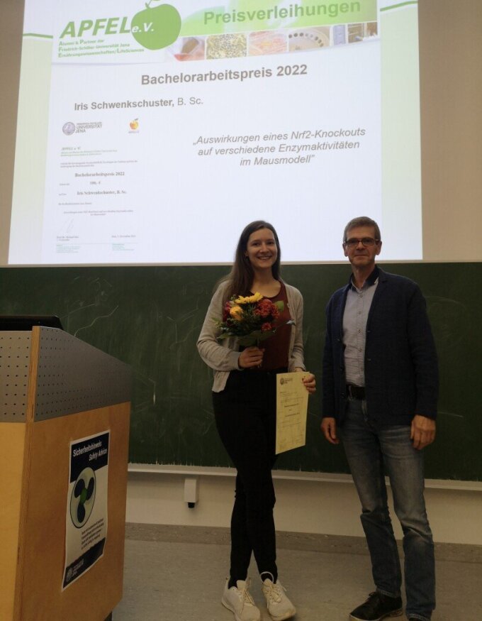 Auszeichnung im Rahmen der Mitgliederversammlung am 04.11.2022 (v. l . n r.): Iris Schwenkschuster und Prof. Dr. Michael Glei