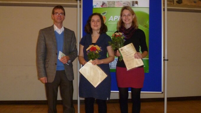 Auszeichnung im Rahmen der Mitgliederversammlung am 07.11.2013 (v.l.n.r.): Prof. Dr. Michael Glei, Luzia Holfeld und Anne Dommaschk