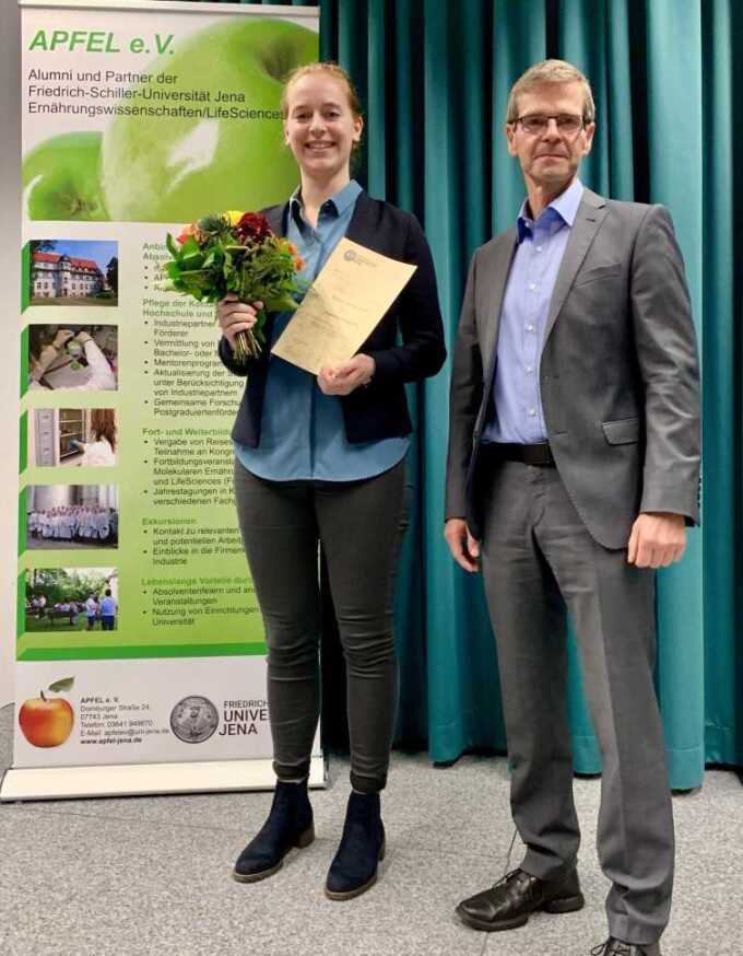 Auszeichnung im Rahmen der Mitgliederversammlung am 07.11.2019 (v. l . n r.): Luisa Prade und Prof. Dr. Michael Glei