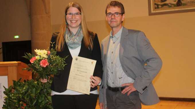 Auszeichnung im Rahmen der Mitgliederversammlung am 10.11.2016 (v.l.n.r.): Carina Holtzwarth und Prof. Dr. Michael Glei