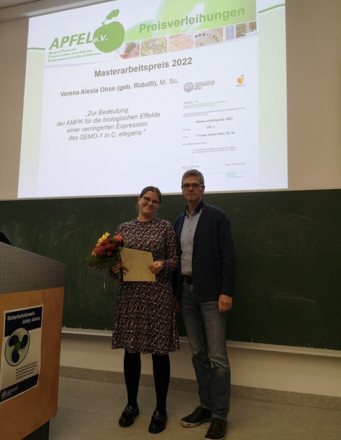 Auszeichnung im Rahmen der Mitgliederversammlung am 04.11.2022 (v. l . n r.): Verena Ohse und Prof. Dr. Michael Glei