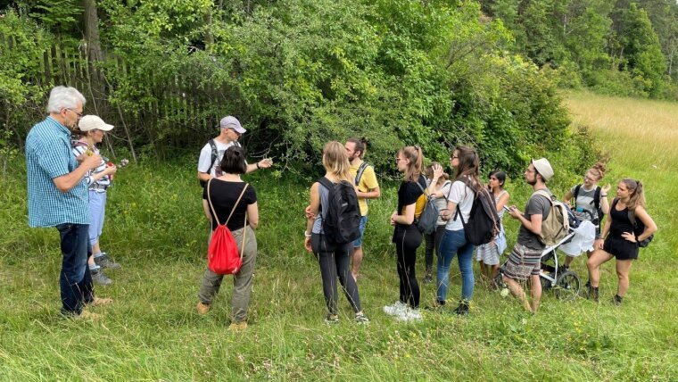 APFEL-Mitglieder auf Kräuterwanderung